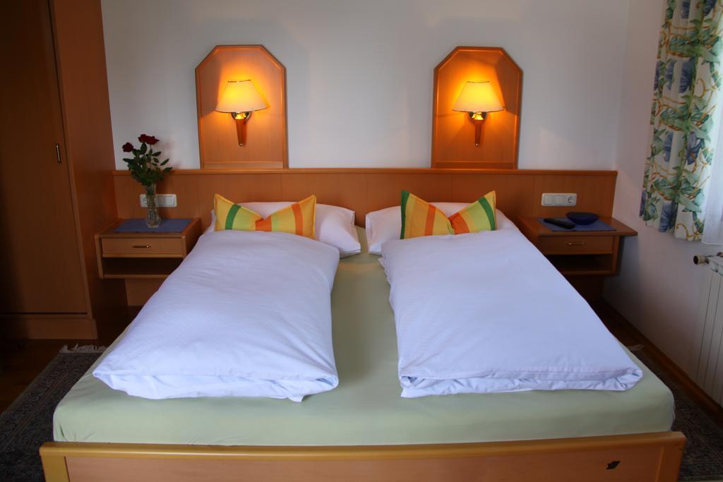 Doppelzimmer mit Balkon und seitlichem Seeblick