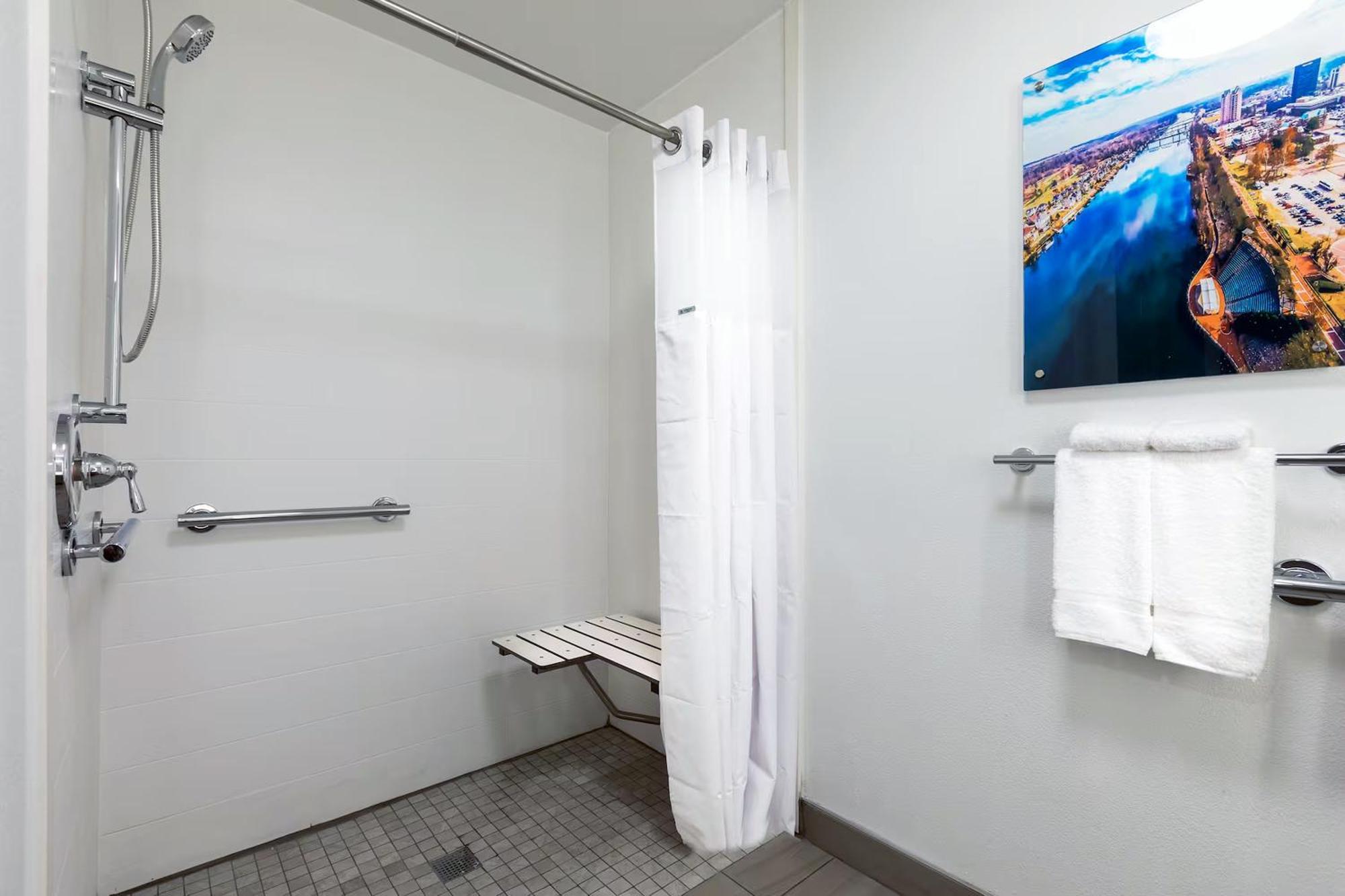 Deluxe King Room - Mobility Access/Non-Smoking