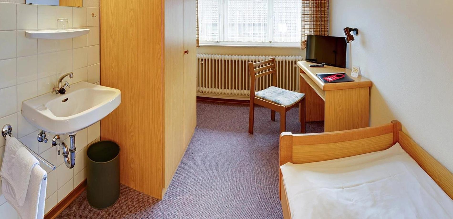 Single Room with Shared Shower in Hallway,1742642065:JPEG