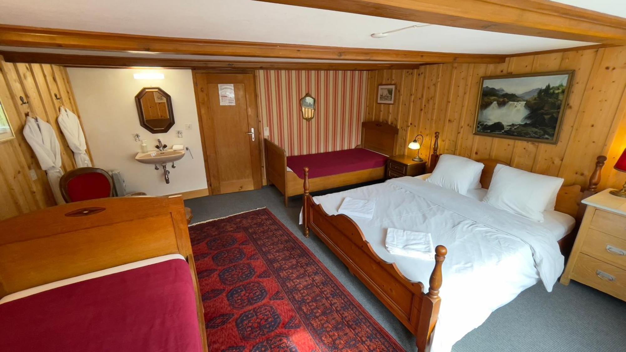 Triple Room with Shared Bathroom,1742754331:JPEG