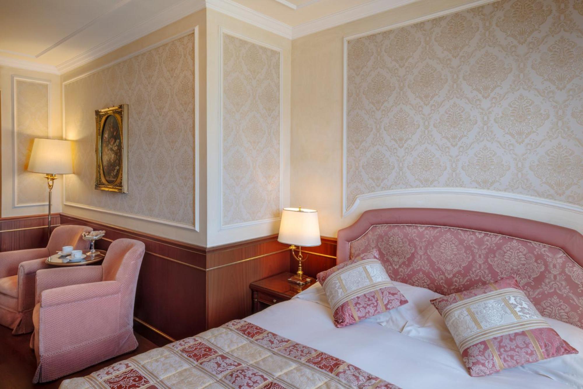 Classic Double Room with lake or side pool view