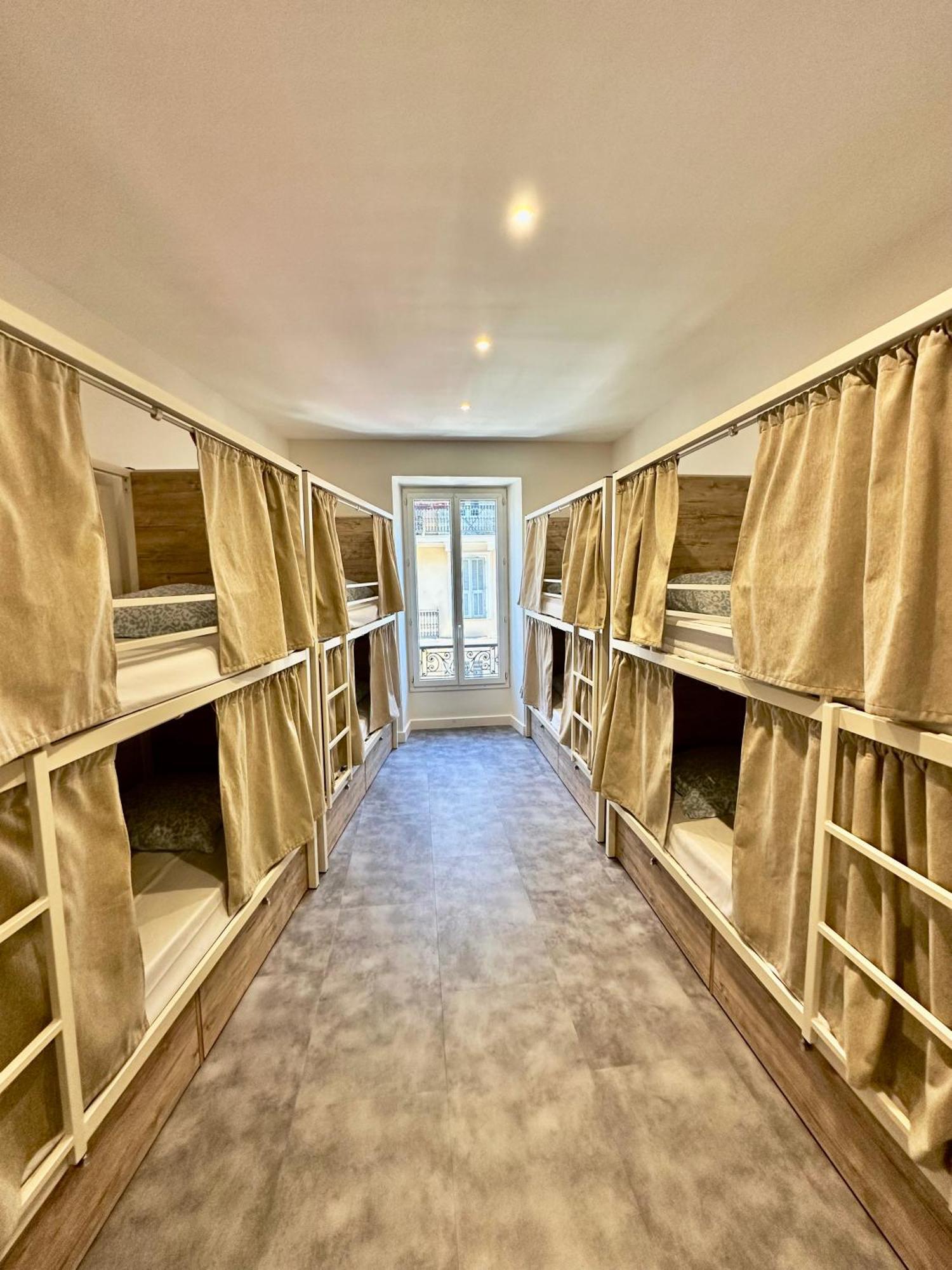 Bed in een Gemengde Slaapzaal met 10 Bedden