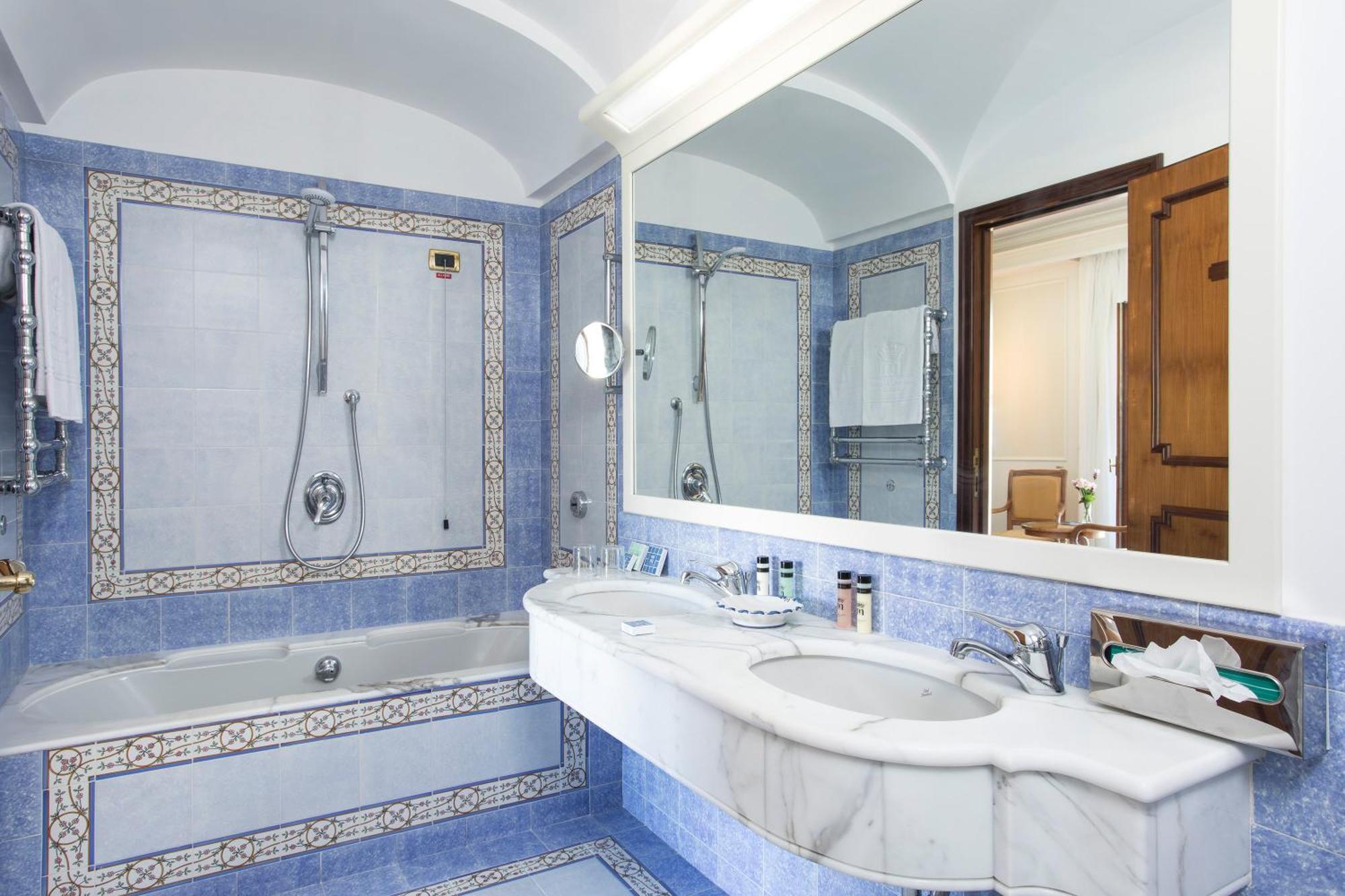 Quarto Comfort com Cama de Casal ou 2 de Solteiro e Vista Parcial do Mar