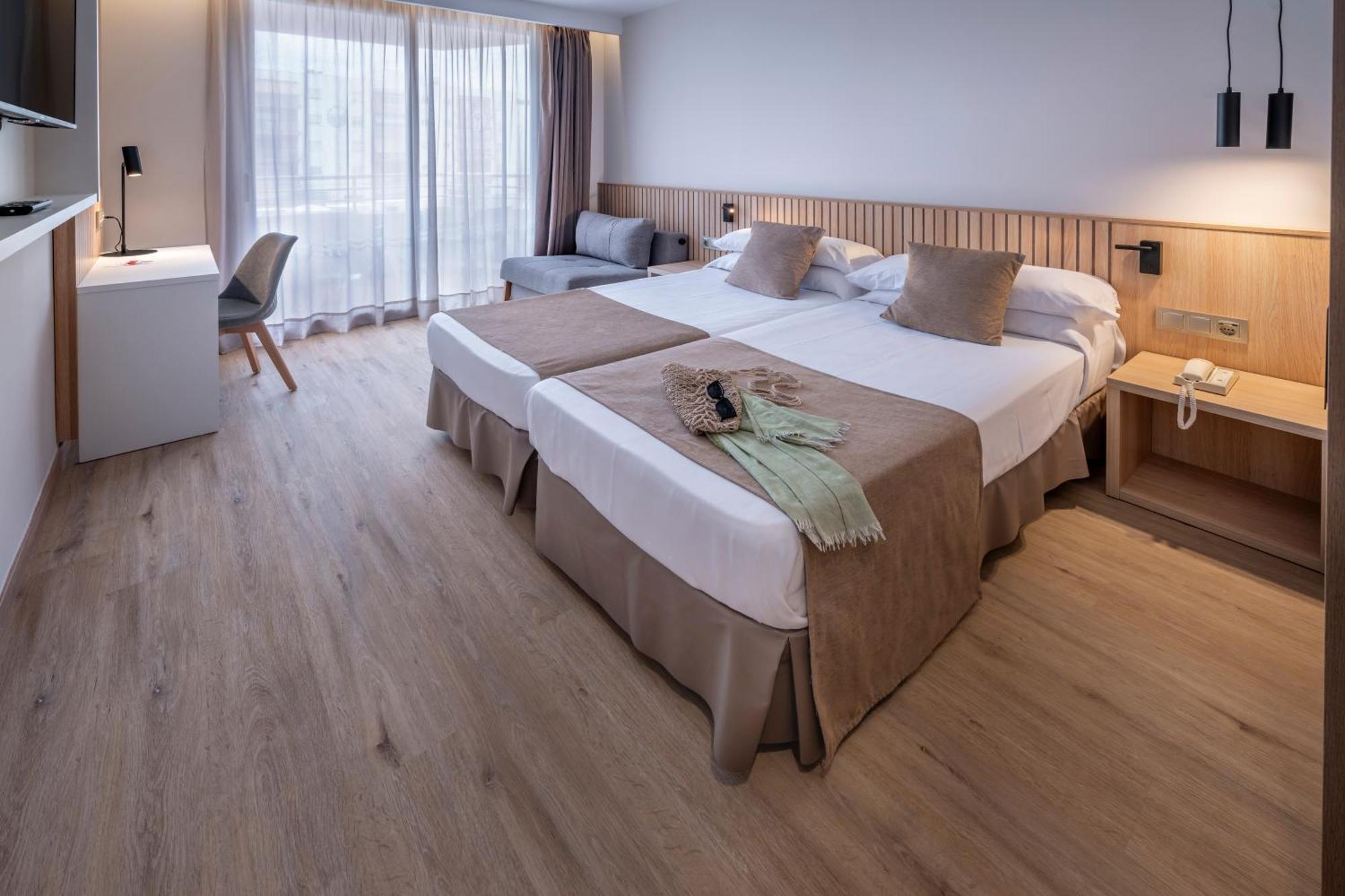 Doppel-/Zweibettzimmer mit Balkon