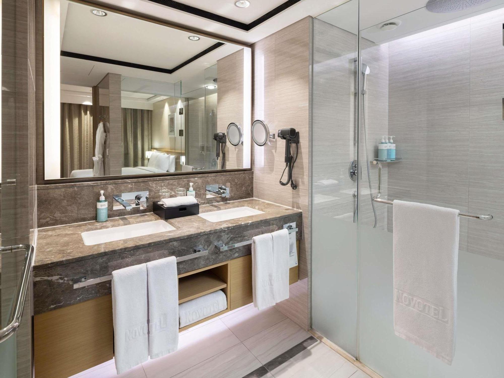 Premier Queen Room