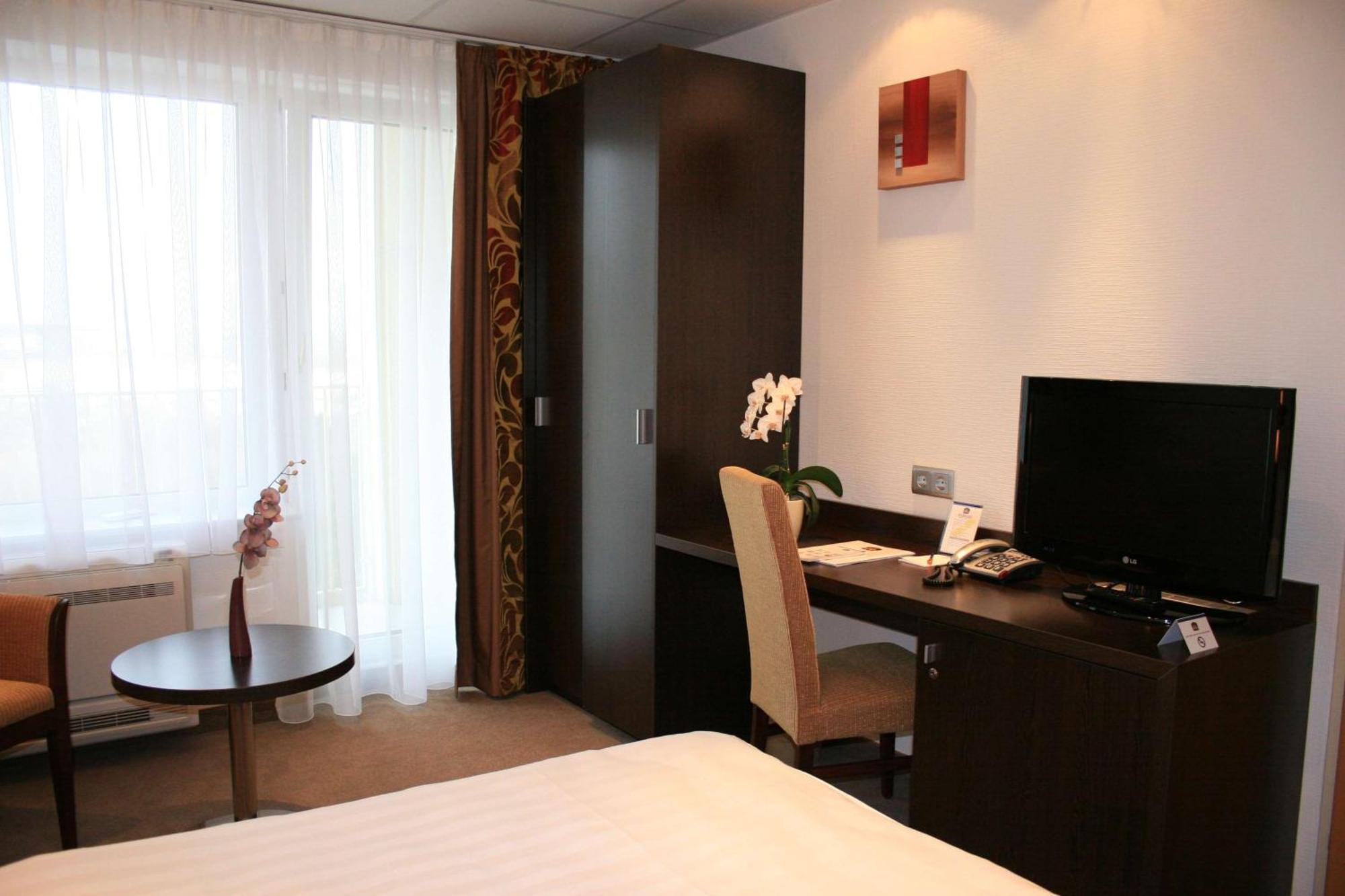 Queen Room Queen Bed,702576457:JPEG