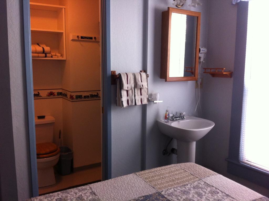 Twin Room with Two Twin Beds and Private Bathroom