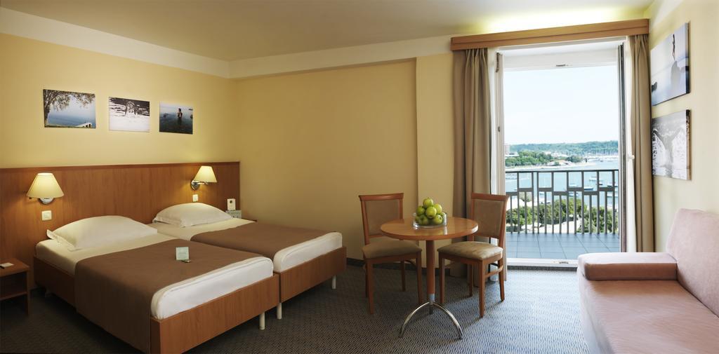 Tweepersoonskamer met 1 Tweepersoonsbed of 2 Aparte Bedden met Uitzicht op Zee en Balkon