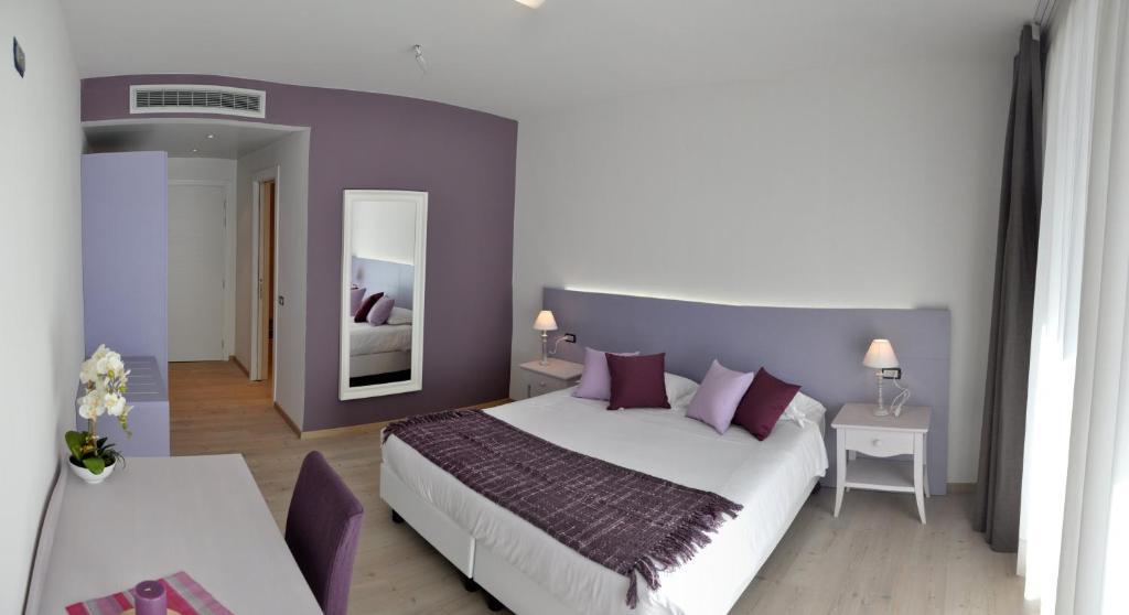 Doppel- oder Zweibettzimmer mit seitlichem Seeblick
