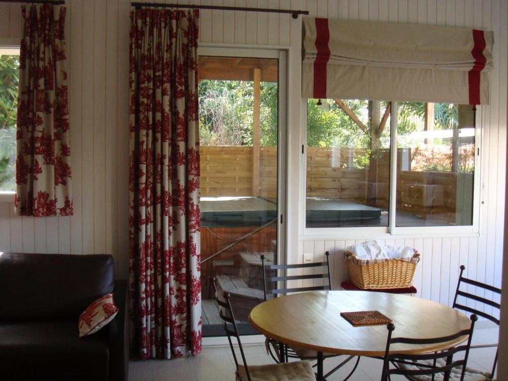 Cottage with private jacuzzi - Independant Building,28644263:JPEG