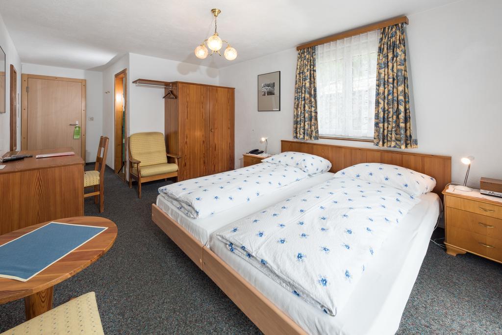 Chambre Double avec Balcon ou Terrasse - Vue Partielle sur Mont Cervin