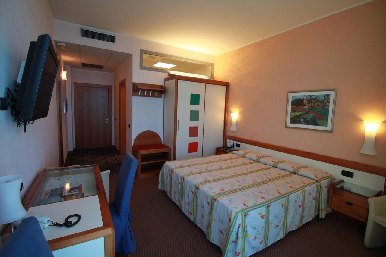 Zimmer mit Queensize-Bett und Meerblick