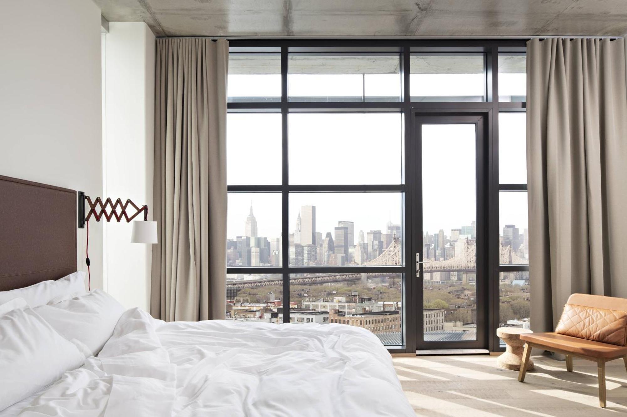 Quarto com Cama King-size e Varanda com Vista de Manhattan
