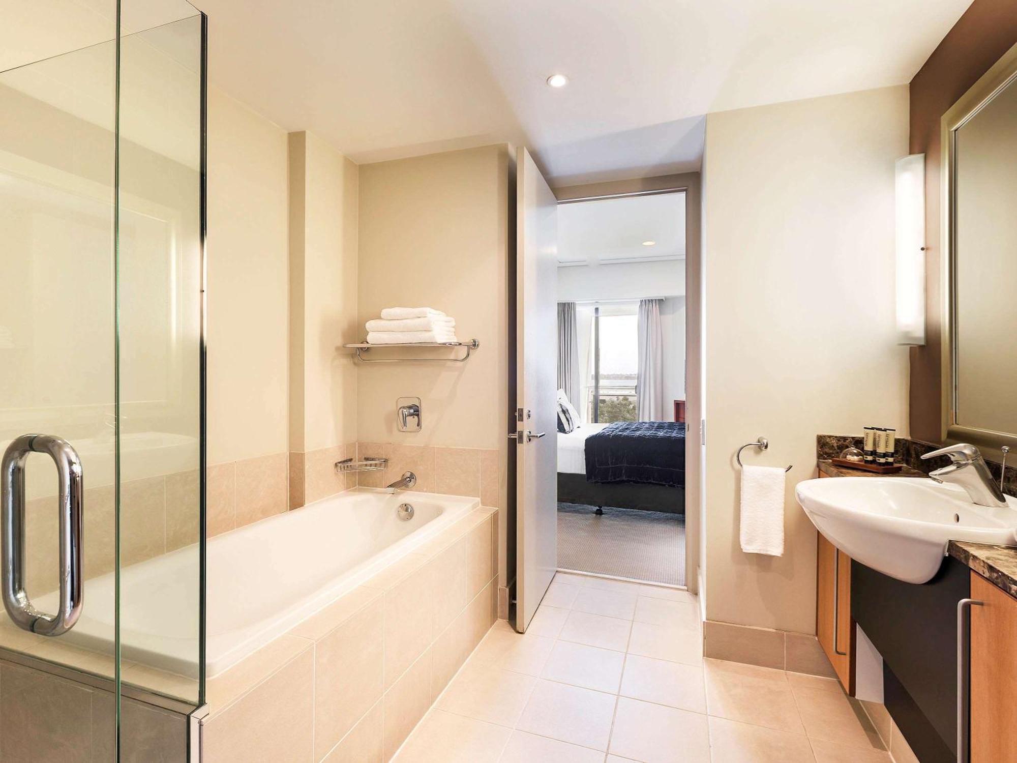One-Bedroom Queen Suite with City View