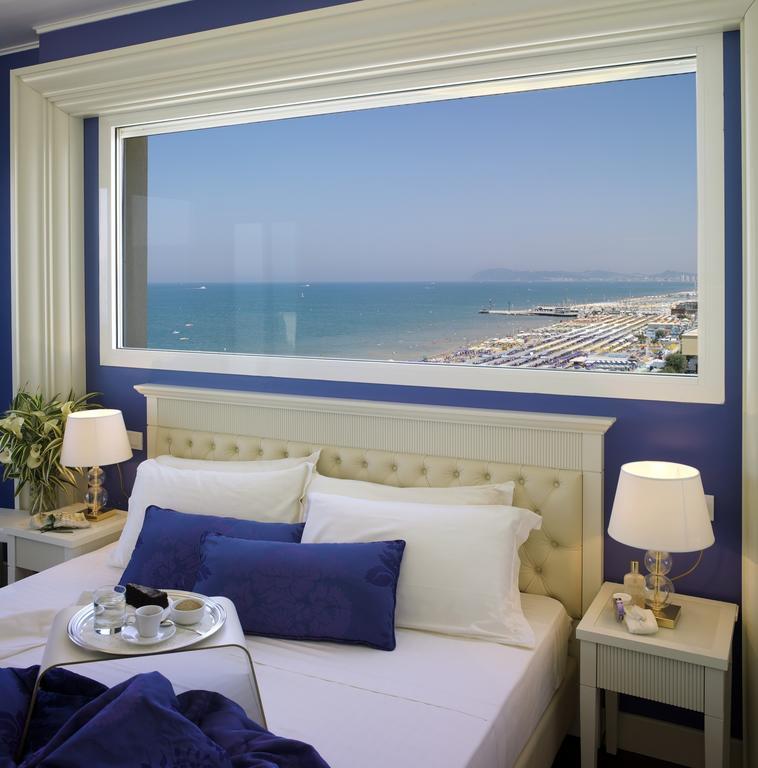 Zimmer mit Kingsize-Bett und Meerblick