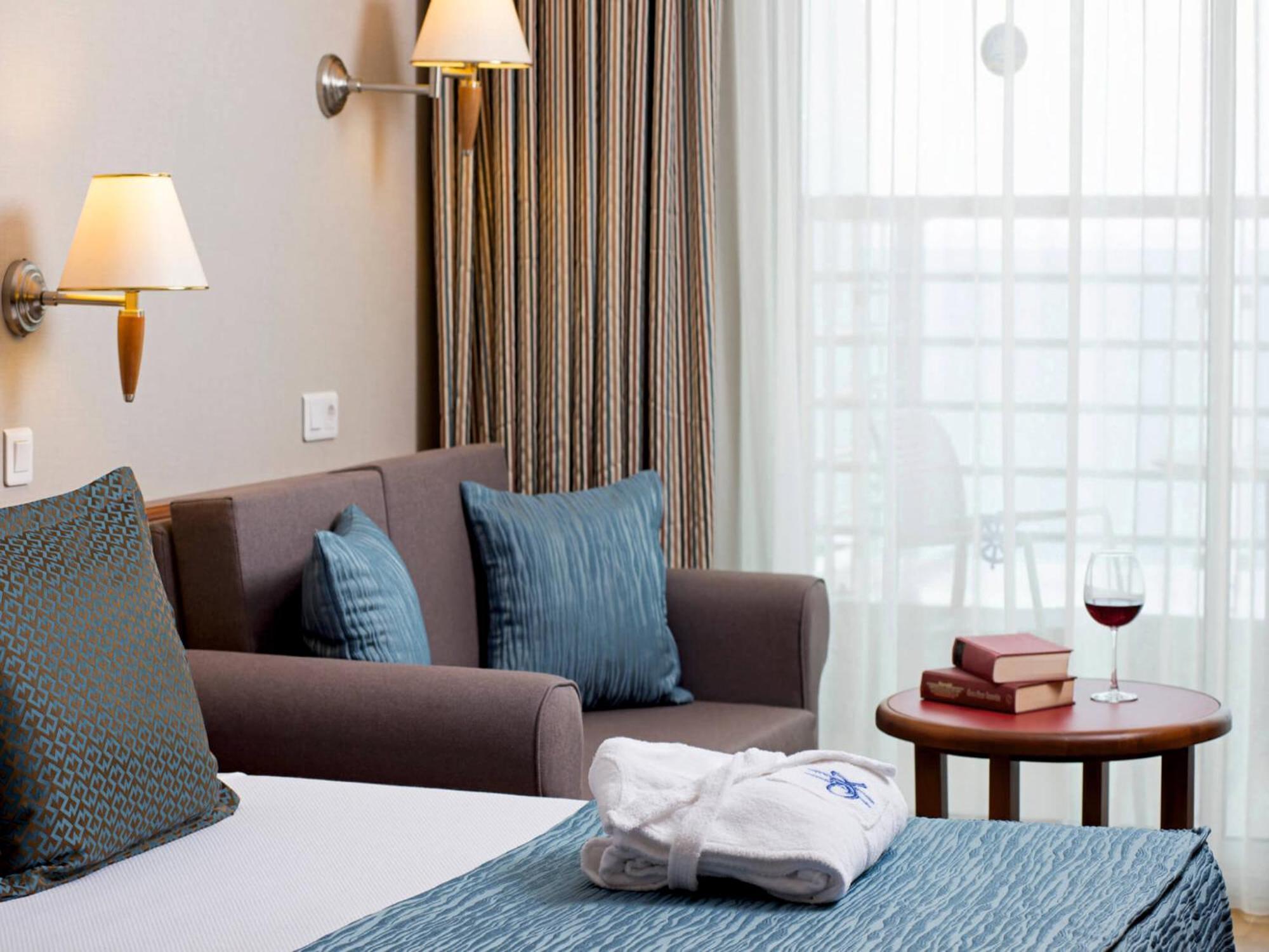 Chambre Triple - Vue Latérale sur Mer