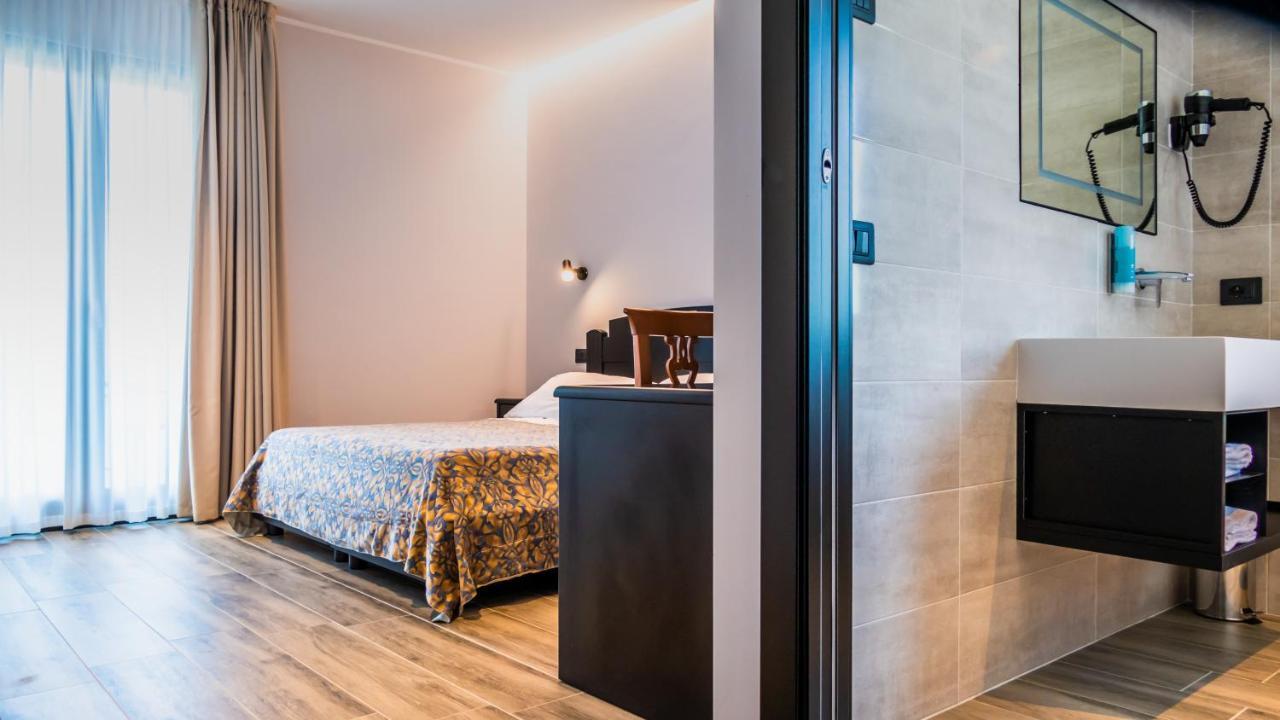 Deluxe Double Room with Lake View