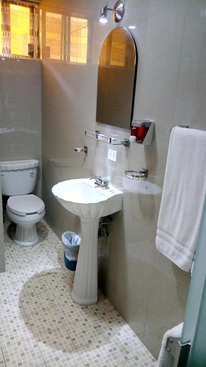 Habitación con cama extragrande.