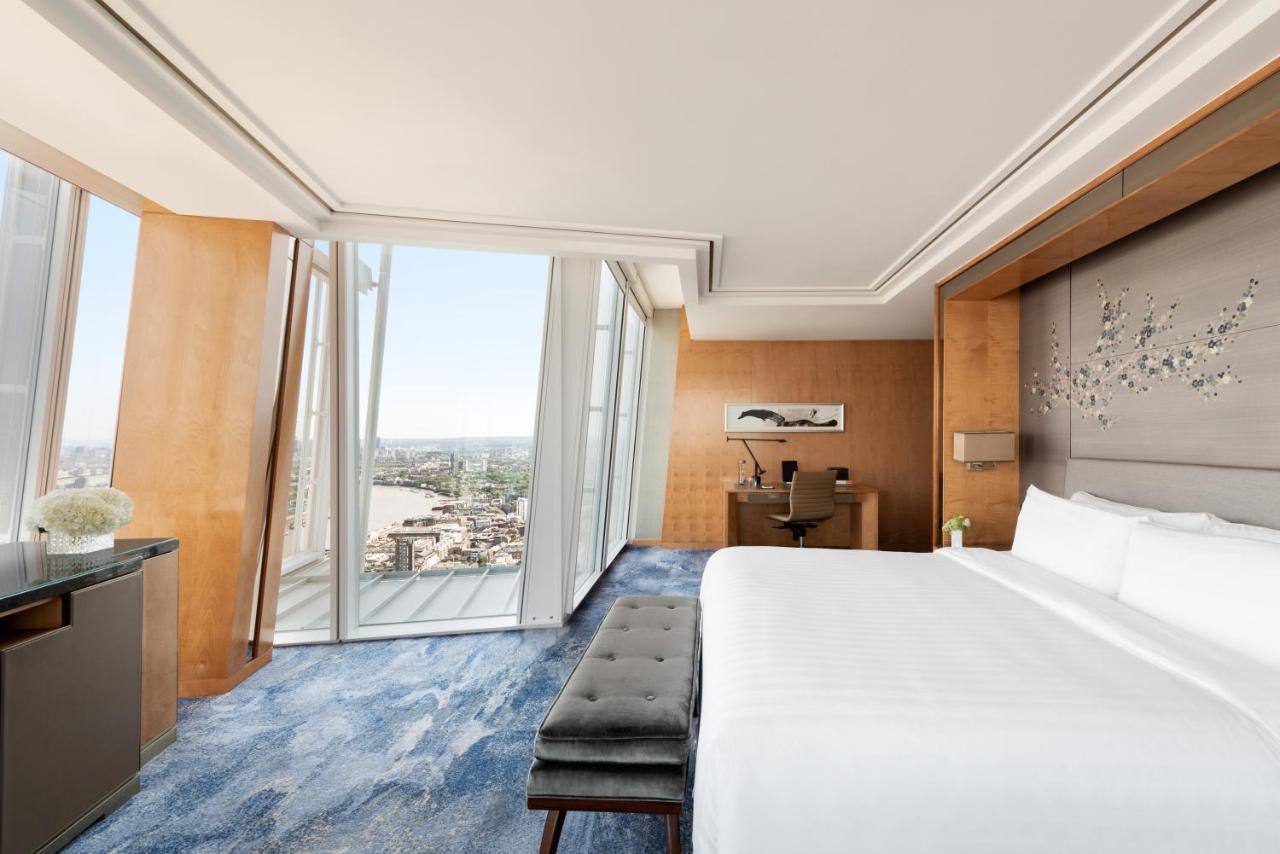 Iconische Kamer met Kingsize Bed en Uitzicht op de Stad