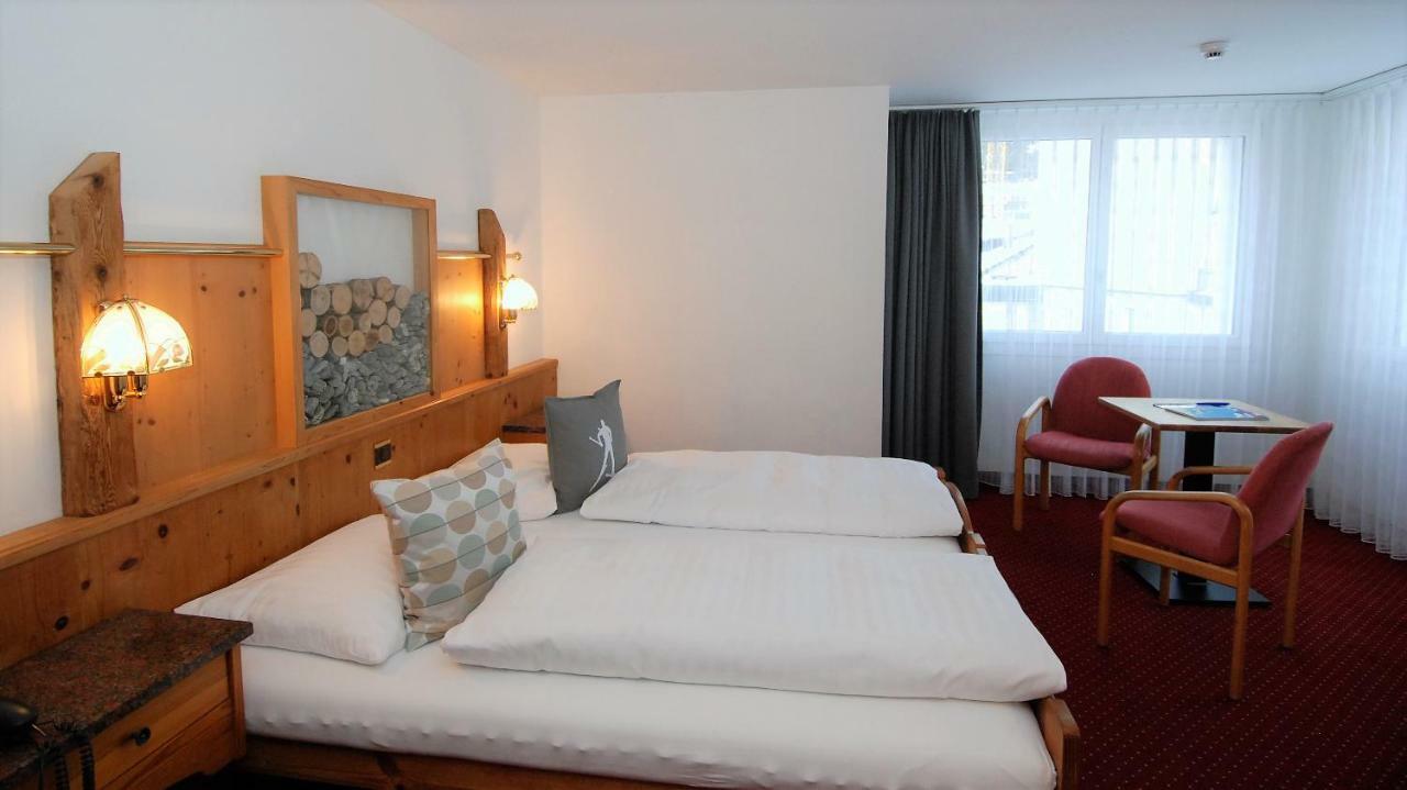 Dreibettzimmer mit Dusche