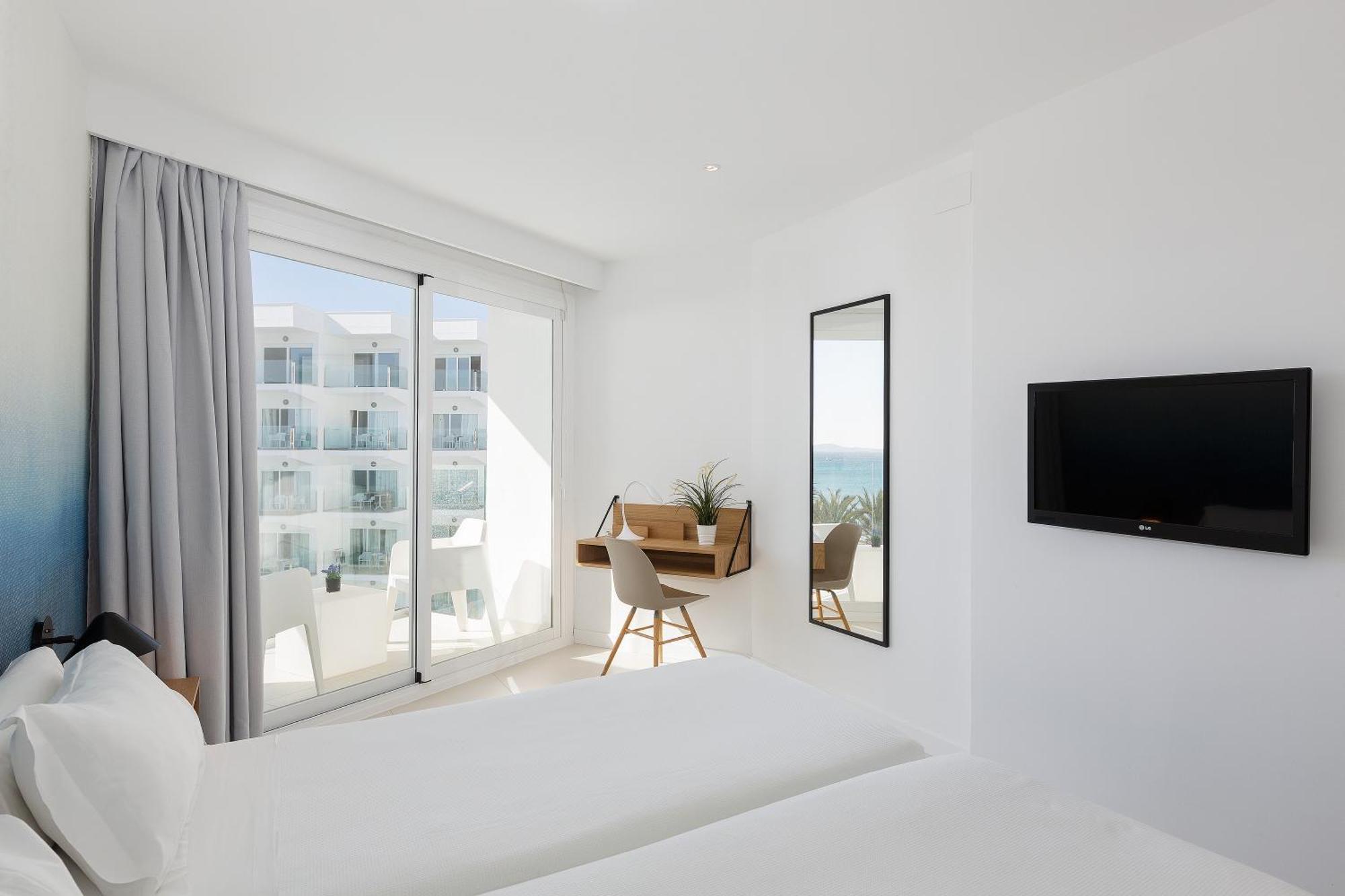 Chambre Lits Jumeaux avec Balcon - Vue Latérale sur Mer