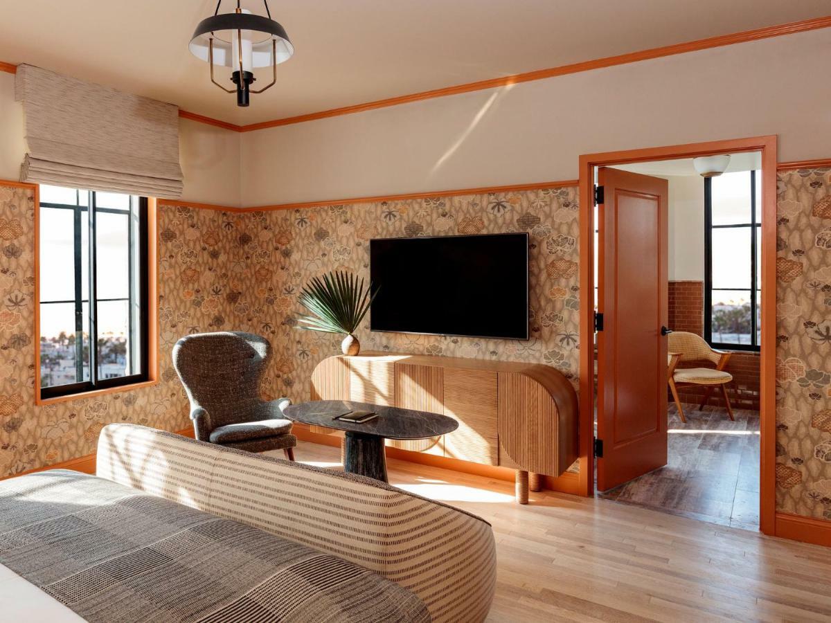 Landmark Deluxe Queen, Guest room, 1 Queen,1368649451:JPEG