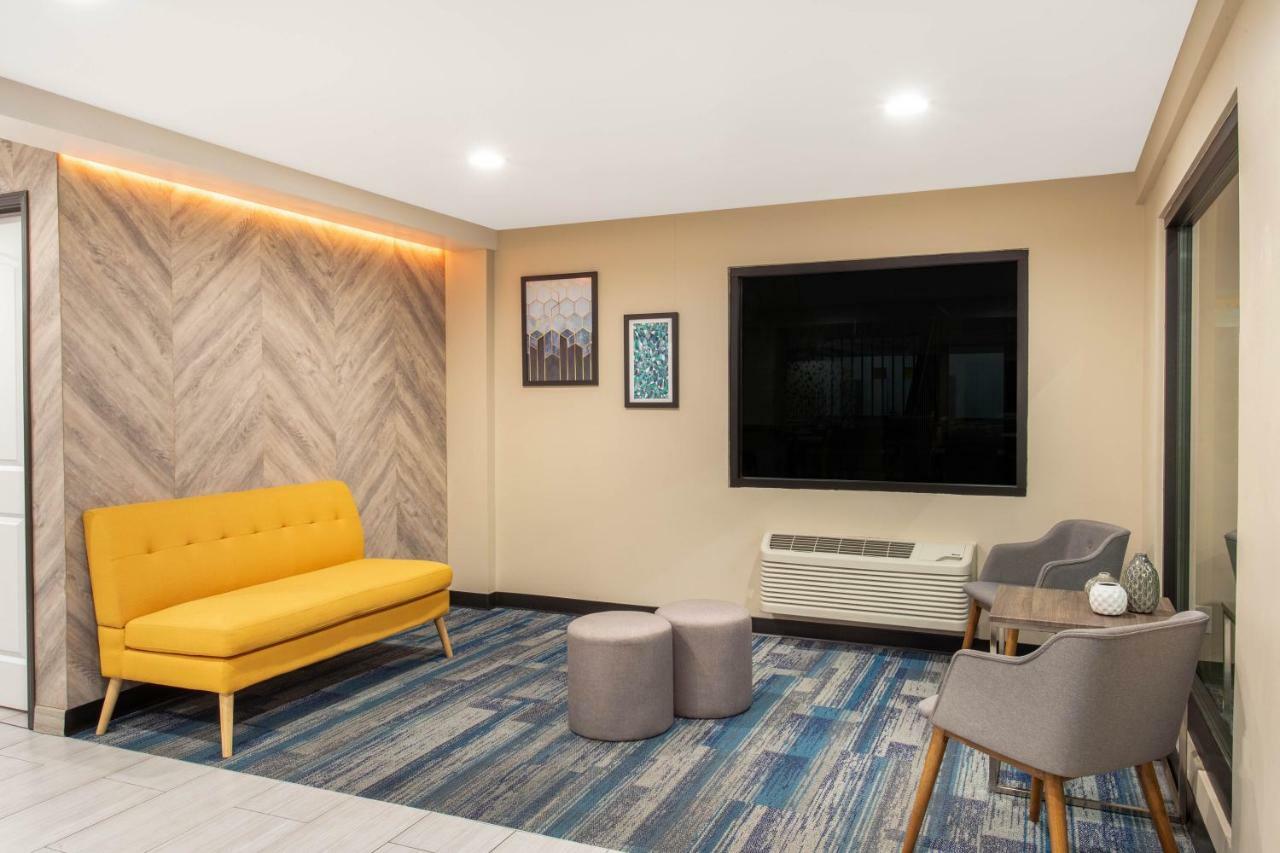 King Room with Mobility/Hearing Impaired Access - Non-Smoking