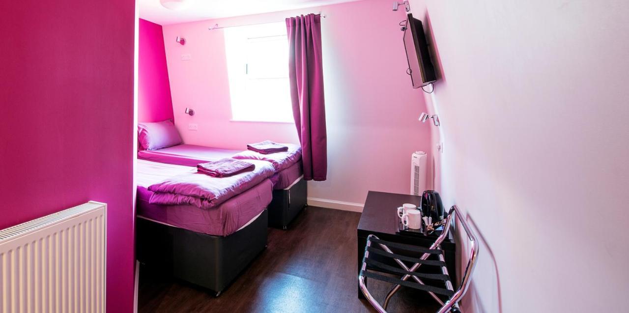 Quarto com 2 Camas de Solteiro e Banheiro Privativo