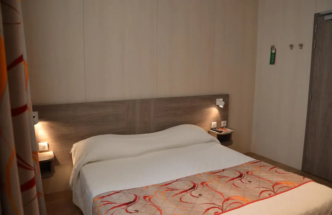 Brit Hotel Confort Le Revest Sainte-Maxime-1