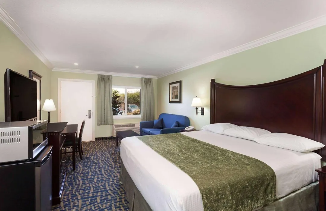 Travelodge By Wyndham Orange County Airport/ Costa Mesa-1