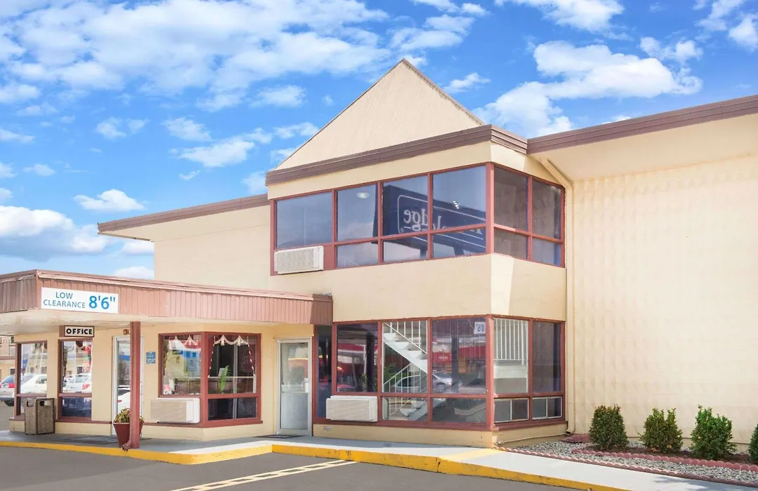 Travelodge By Wyndham Terre Haute-1