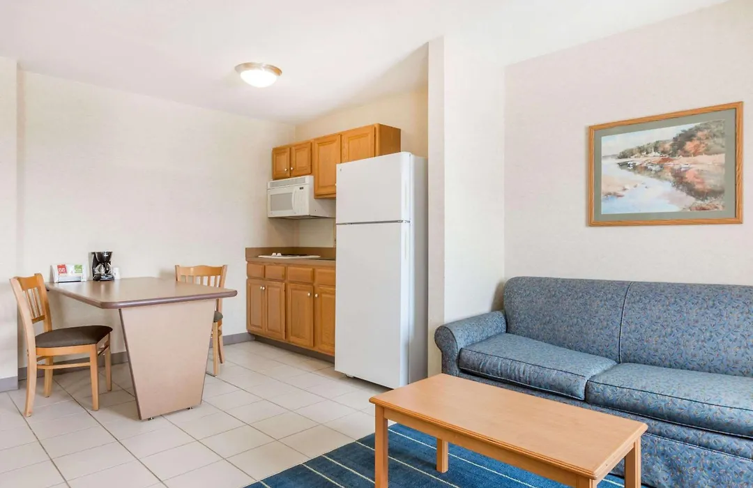 Days Inn & Suites By Wyndham Bridgeport - Clarksburg-1