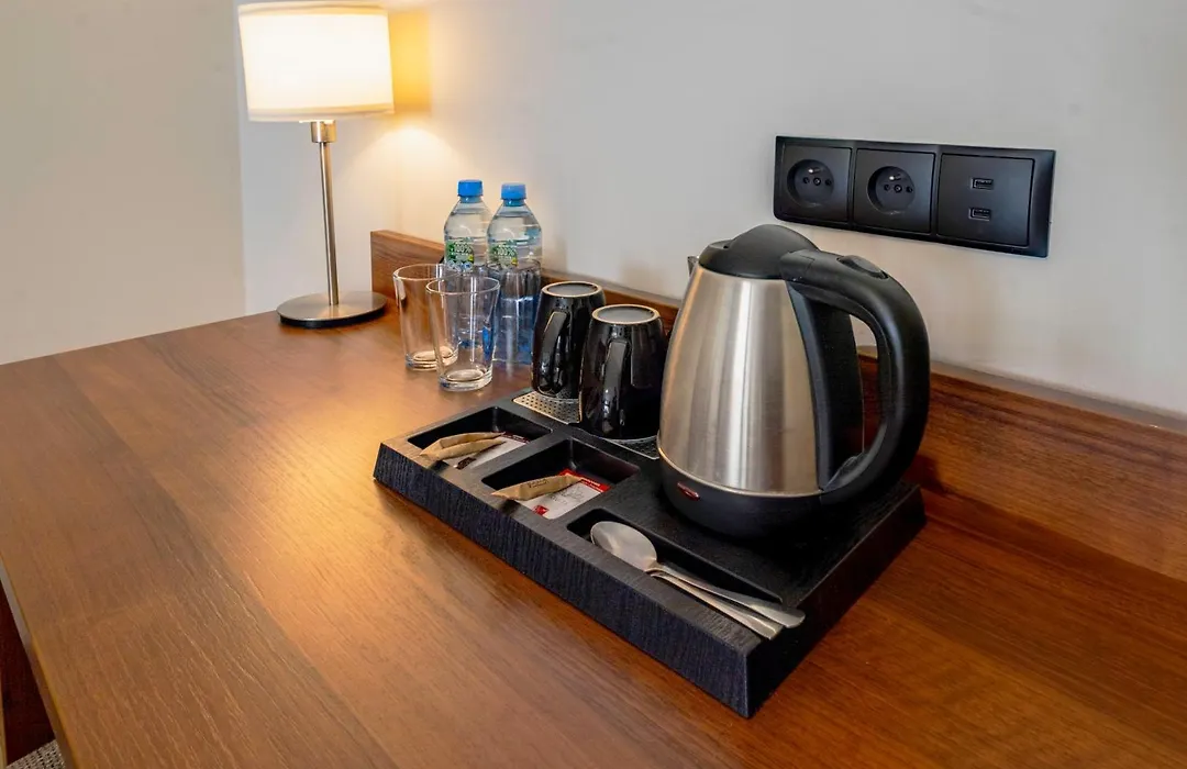 Hit Hotel-1