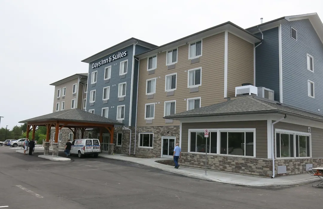 Days Inn & Suites By Wyndham Lindsay-1