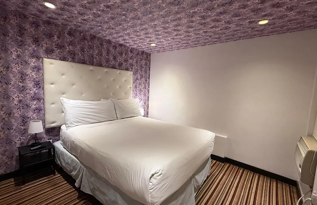 Night Hotel Broadway-1