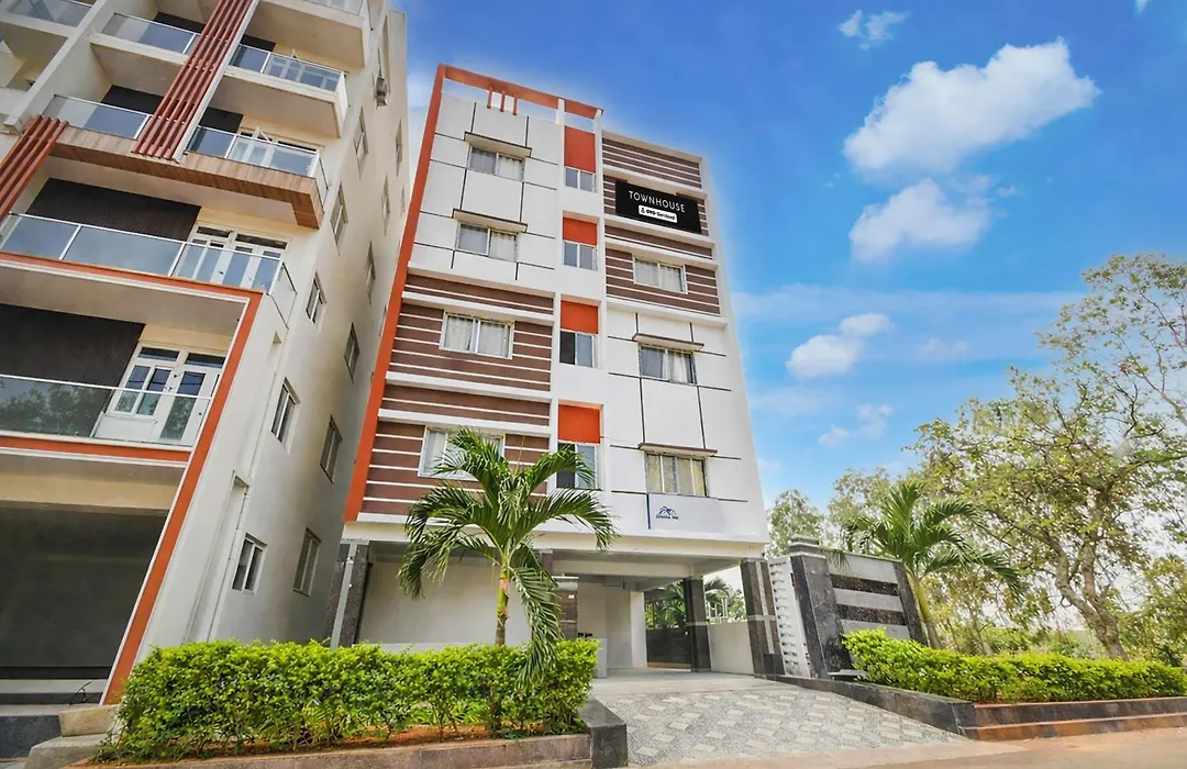 Super Townhouse Financial District Gachibowli Formerly Srinika Inn-1