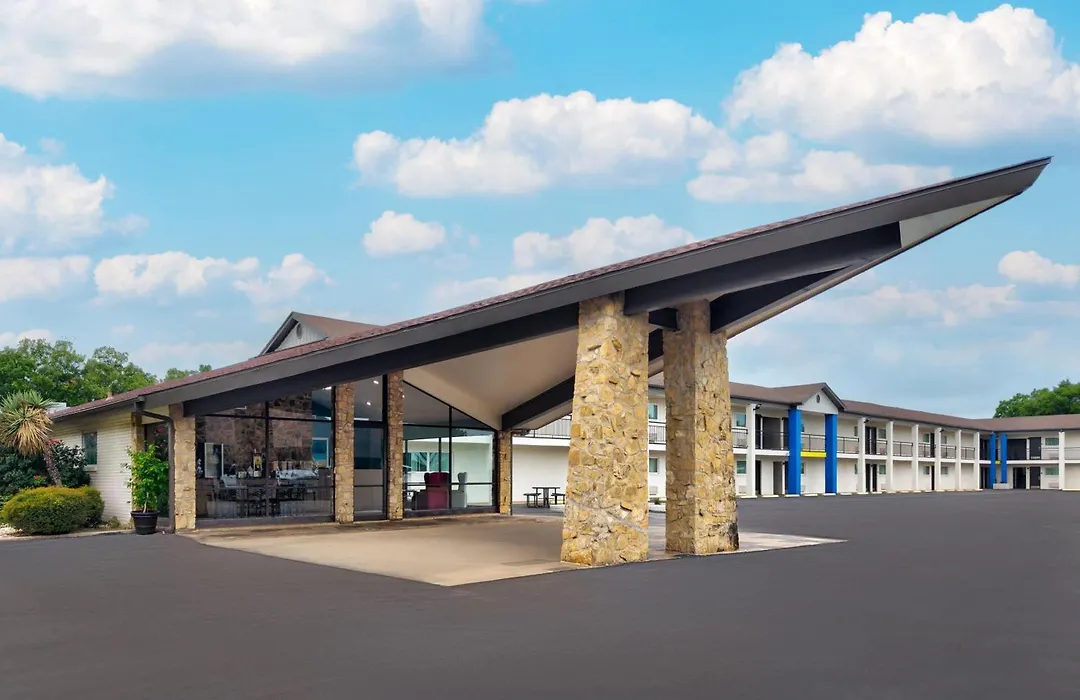 Days Inn By Wyndham Gatesville-1