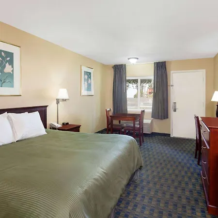 Travelodge By Wyndham Orange County Airport/ Costa Mesa-2