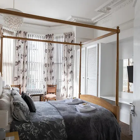 Carlton House Guesthouse-2