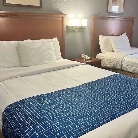 Travelodge By Wyndham Terre Haute-2