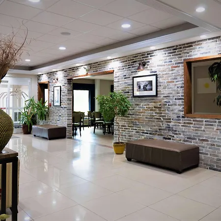 Days Inn & Suites By Wyndham Savannah North I-95-2