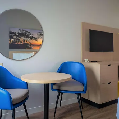 Days Inn & Suites By Wyndham Savannah North I-95-3