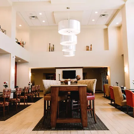 Hampton Inn & Suites Minot-2