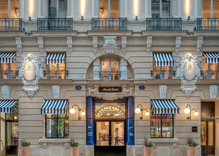 Hotel di lusso a Parigi vicino a Ponte Alessandro III
