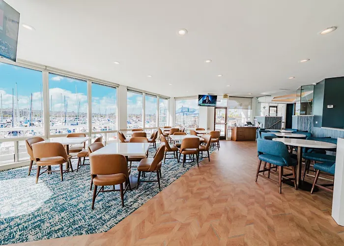 Bay Club Hotel And Marina