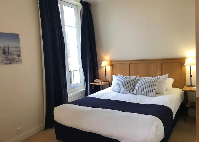 Hôtel Saint-Laurent, The Originals Relais Montfort-lʼAmaury