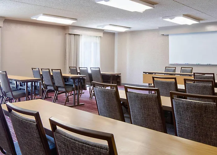 Courtyard By Marriott Dallas Arlington Entertainment District